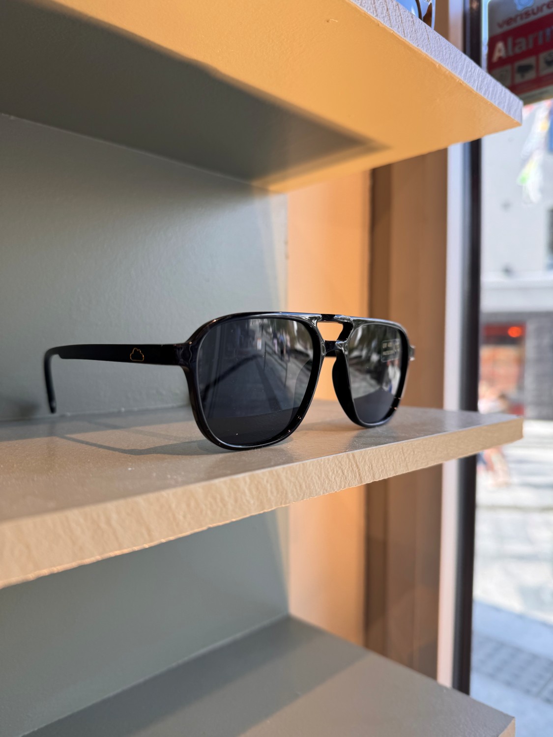 DRØM TONE Solbrille sort