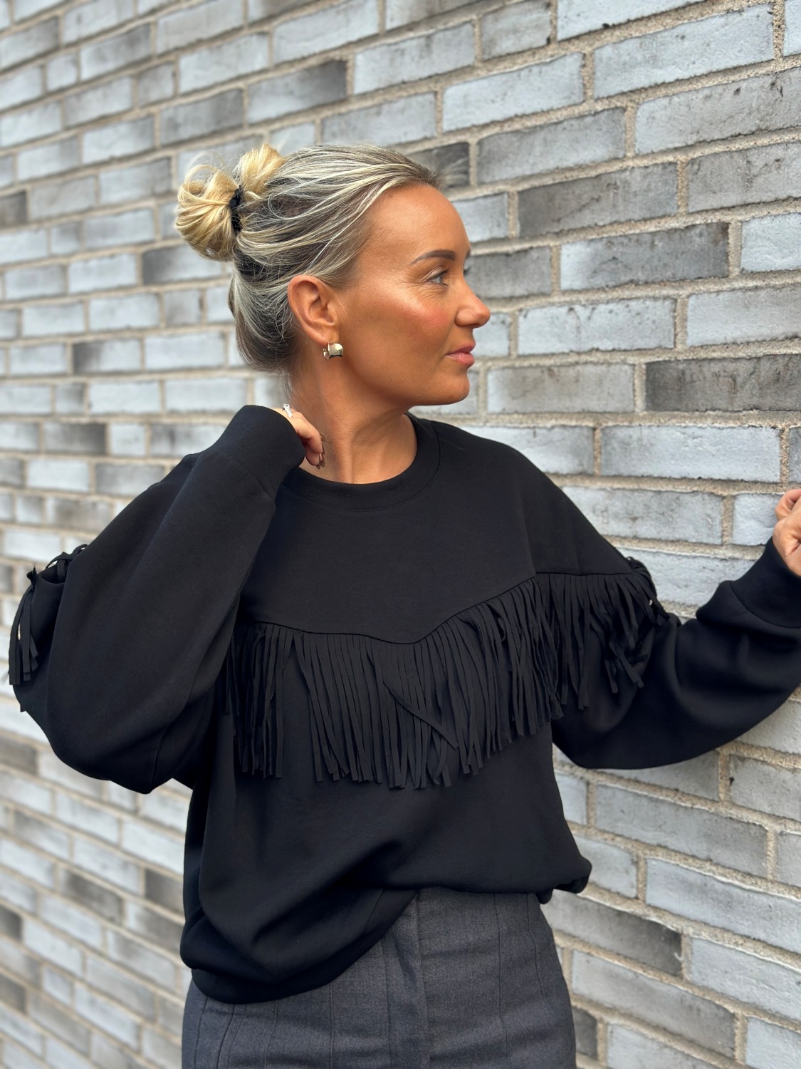 Virefllect L/S o-neck fringe frynser sort