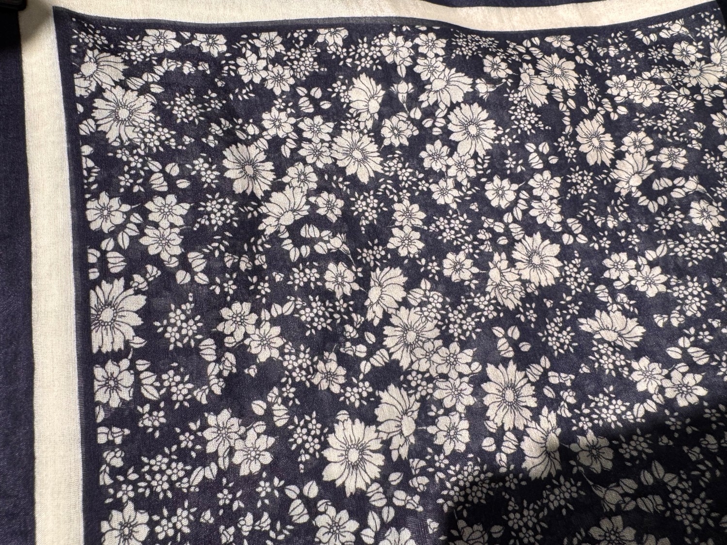 MANZINI skjerf blomster marine blå