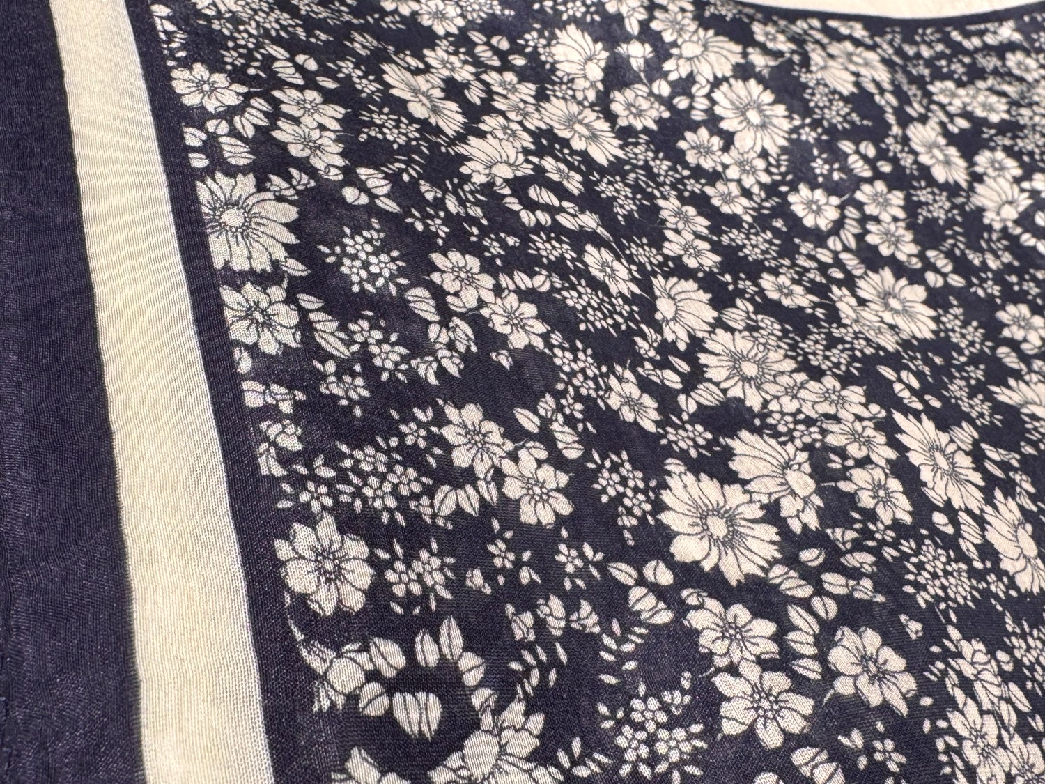 MANZINI skjerf blomster marine blå