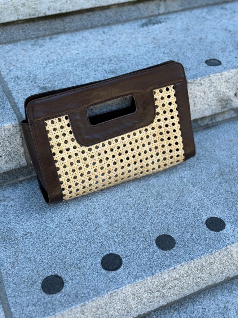 BY TAC liten clutch mørk brun