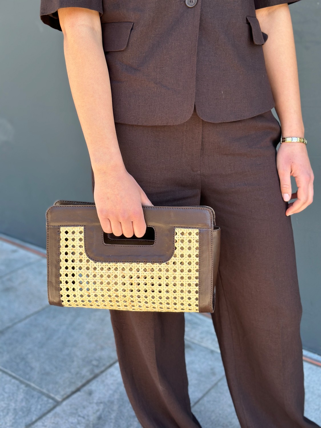 BY TAC liten clutch mørk brun