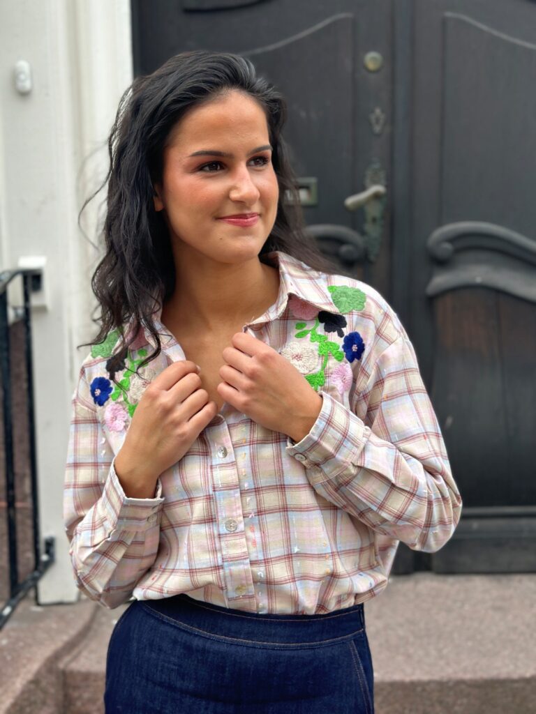 NUMAGGIE shirt 2730 fig ruter/broderi rosa
