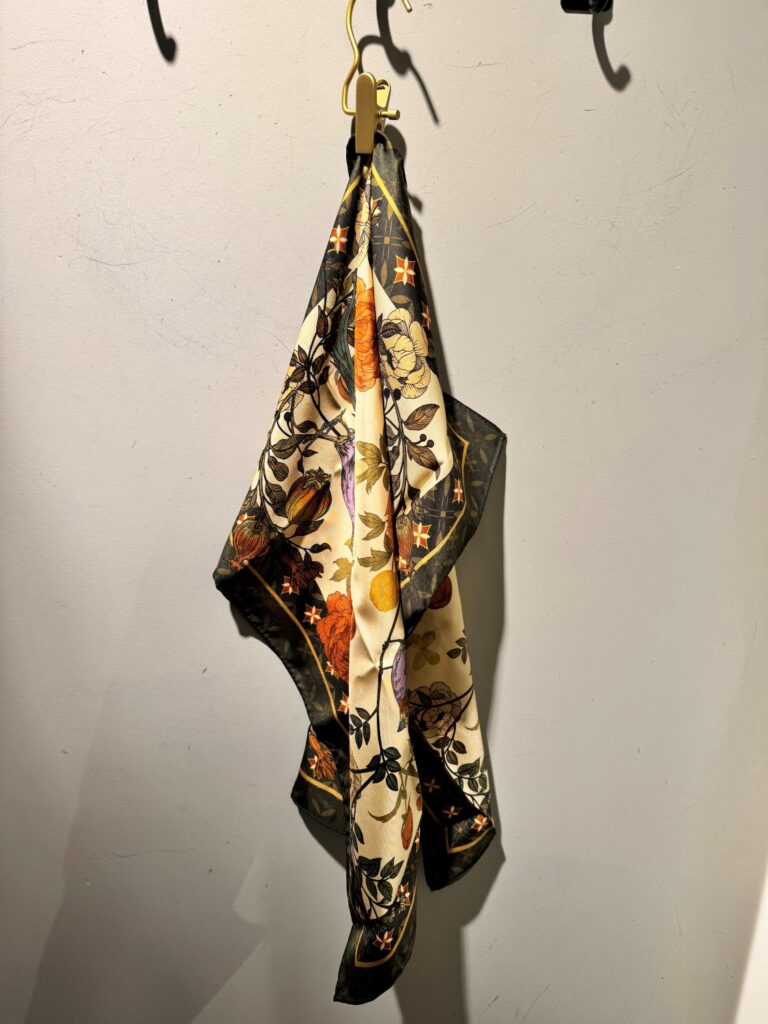 NOHR Lynn silk scarf 65x65 7053770325883oliven grønn