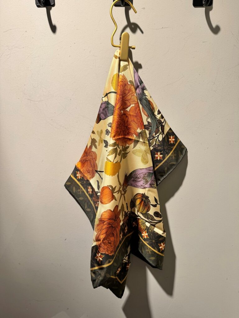 NOHR Lynn silk scarf 65x65 7053770325883oliven grønn