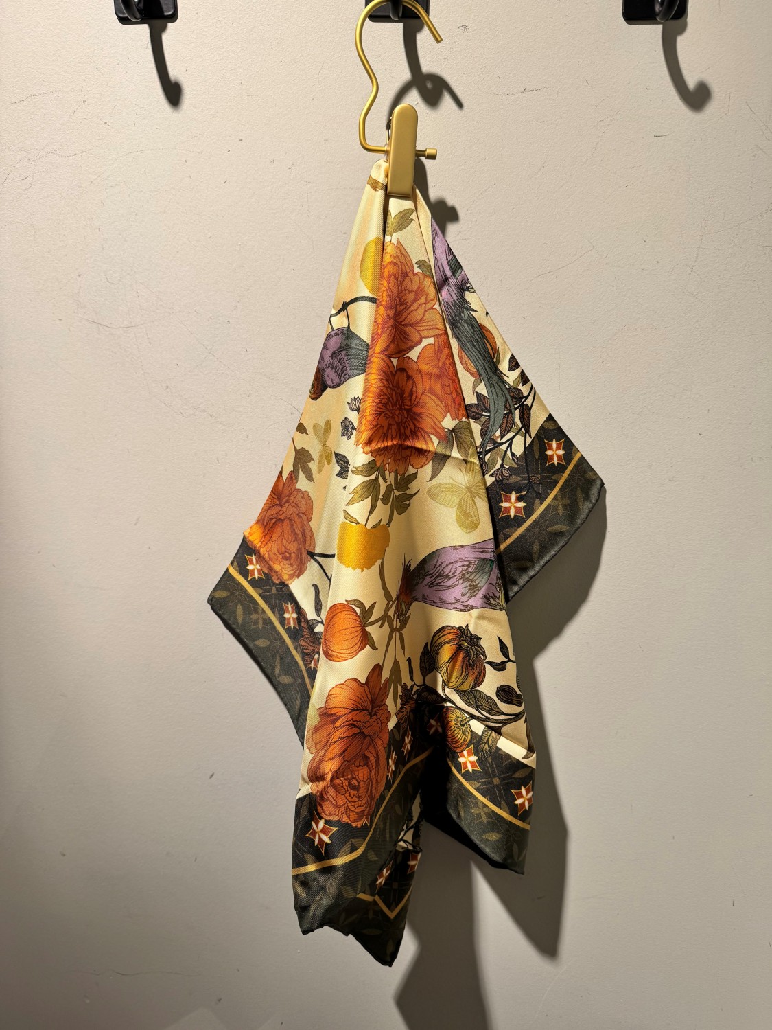 NOHR Lynn silk scarf 65x65 7053770325883oliven grønn