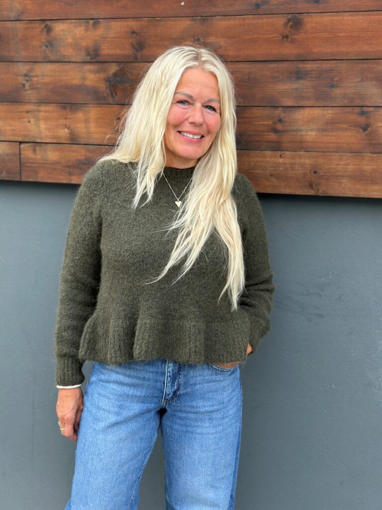 Vibows flounce knit pullover forest night